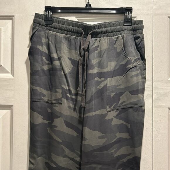 NWOT Splendid Camo Joggers, Size Medium - Picture 2 of 8